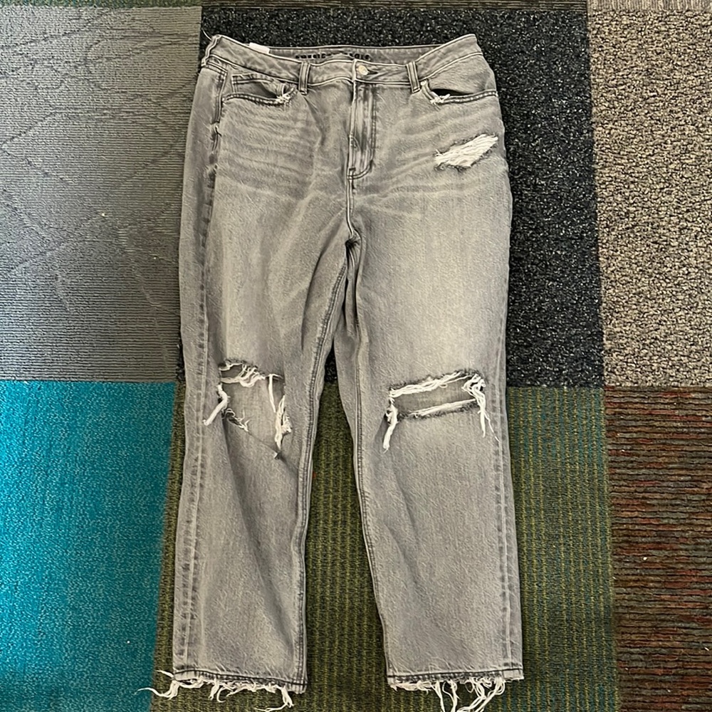 American Eagle Mom grey distressed jean 16 short